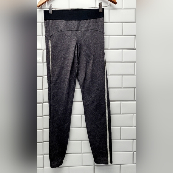 Heroine Sport Pants - HEROINE SPORT Heathered Gray Leggings With Side Leg Panel 